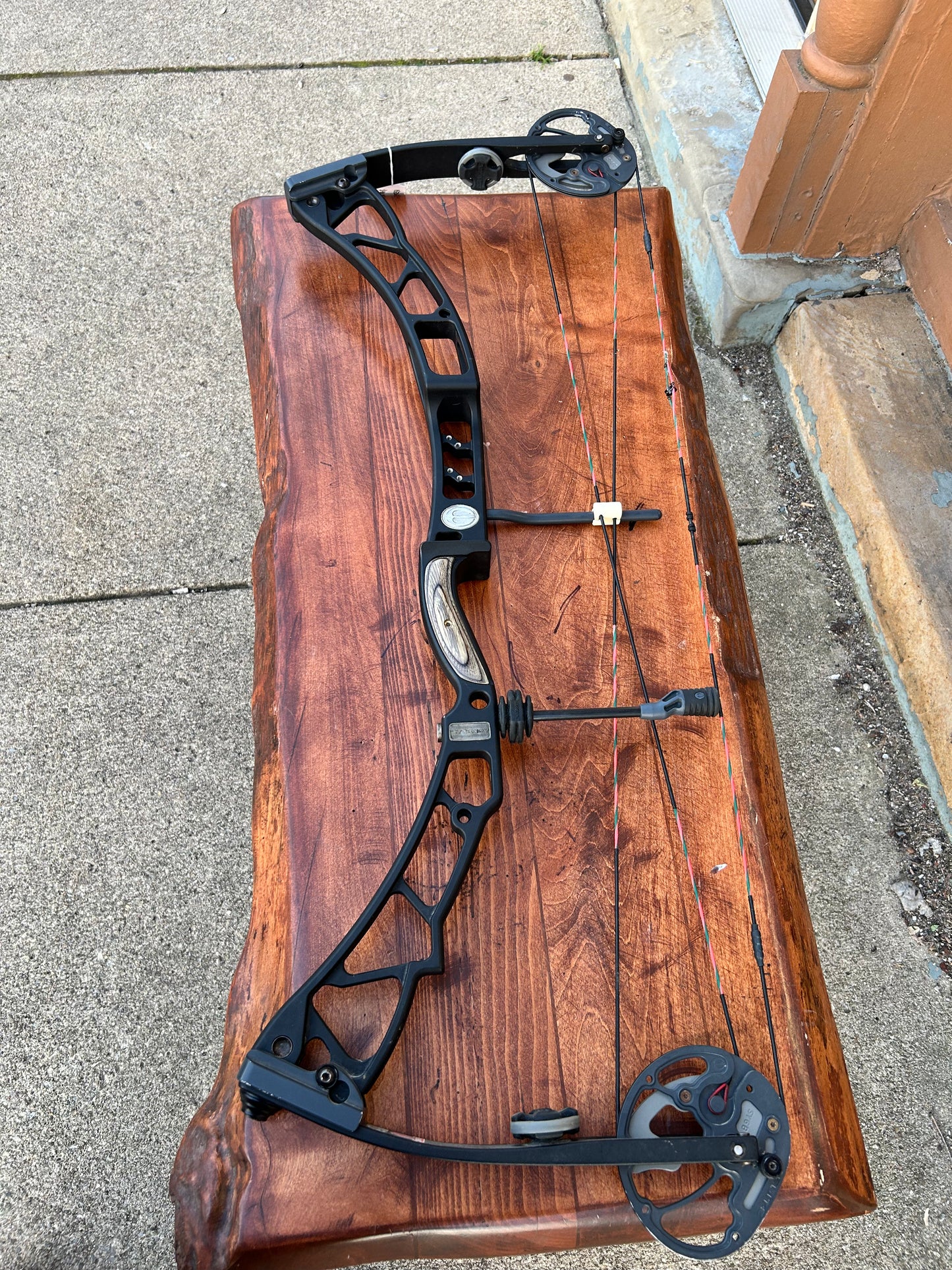 Used Elite Archery Synergy 70 pounds black