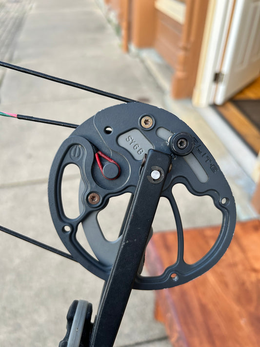 Used Elite Archery Synergy 70 pounds black